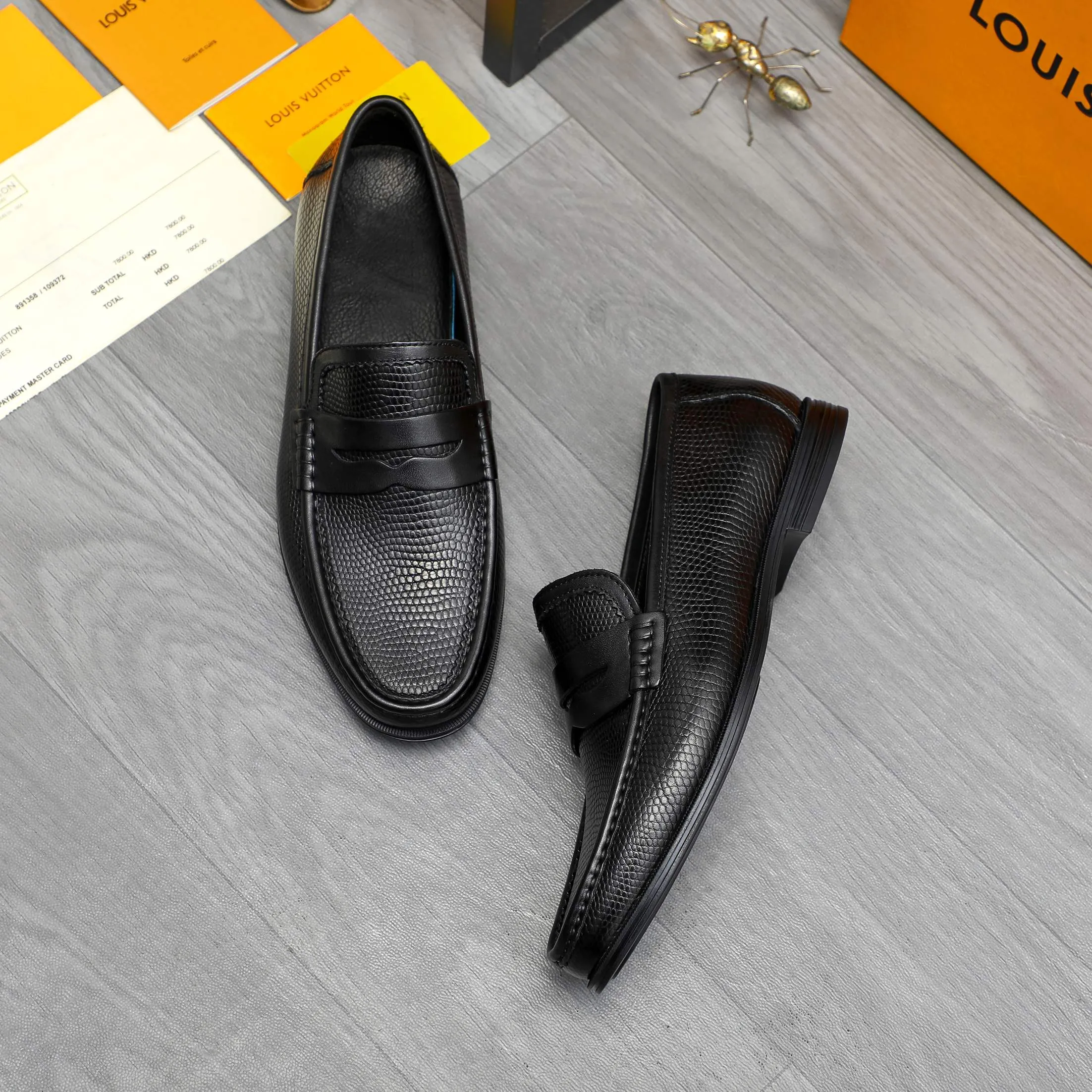 Men's shoes 💰p442 Product trademark: LV (Louis Vuitton) business slip-on leather shoes. Regular size: 38-46 (45.46 is custom-made and non-refundable) Product materials: Selected high-quality grained cowhide upper, cowhide lining, rubber outsole